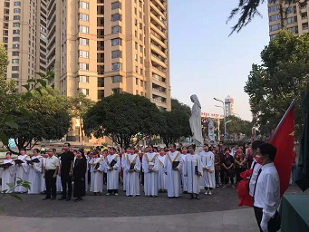 天主教重庆教区江北德肋撒堂举行升国旗仪式庆祝建国72周年
